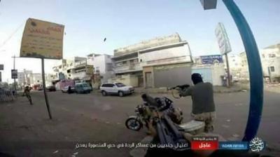 (داعش) ينشر صورا للحظة اغتيال مواطنين اثنين في عدن .. شاهد