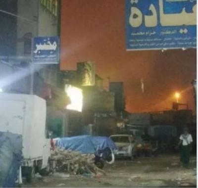 عدن .. حريق في محل تجاري جراء تعرضه للرصاص