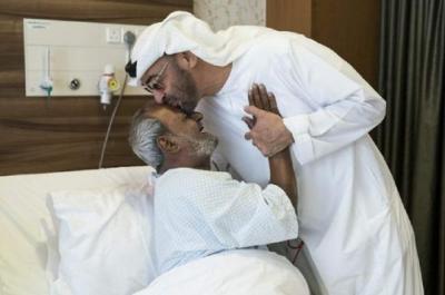 “شاهد” محمد بن زايد يقبل رأس أحد المناضلين اليمنيين.. تعرف عليه! (صورة)