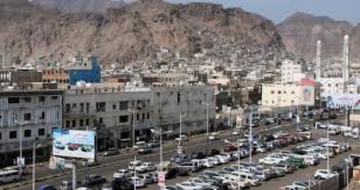 عدن .. مسلحون يختطفون جنديا من الحماية الرئاسية ويحرقون منزله