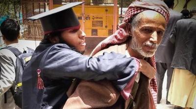 صورة مؤثرة.. فرحة يمني بتخرج ابنه من ذوي الاحتياجات