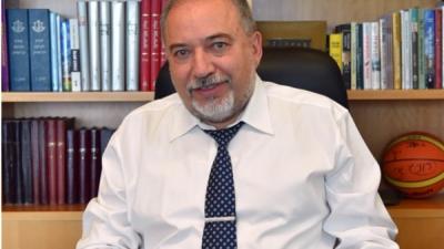 وزير الدفاع الإسرائيلي يهدد بضرب إيران