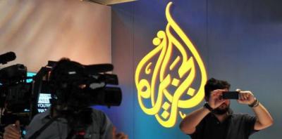 شاهد بالفيديو.. أمير سعودي يجلد قناة الجزيرة..!