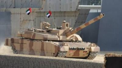 قوات إماراتية ضخمة بينها دبابات تصل مدينة سقطرى اليمنية 