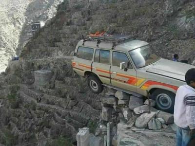 شاهد بالصور .. لطف الله في نجاة ركاب هذه السيارة من موت محقق في يافع