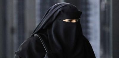 شرطة عدن تعتقل عشرينية بحوزتها 90 ألف دولار و69 ألف ريال