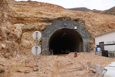 أمطار غزيرة في المهرة والسيول تحاصر مديريات ساحلية والسلطات تحذر.. صور