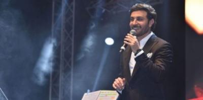 شاهد بالفيديو .. فتاة سعودية تقتحم خشبة مسرح الطائف وتحتضن الفنان ماجد المهندس