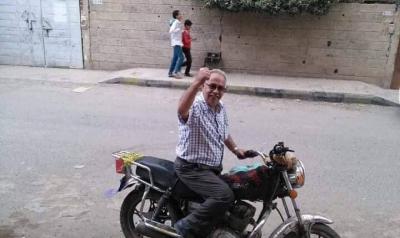 شاهد بالصورة..انقطاع المرتبات يدفع بأستاذ جامعي للعمل على دراجة نارية!