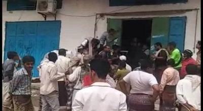 بالصورة : زحام شديد على “بقالة” صغيرة في عدن .. والسبب صادم !