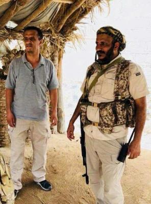  شاهد أول ظهور علني للعميد "طارق صالح " بكامل جاهزيته العسكرية بالقرب من الصحفي نبيل الصوفي