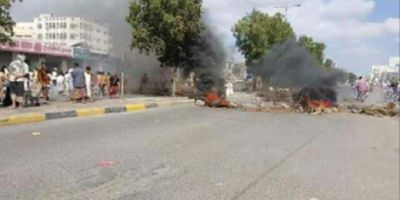  عدن..مسلحون يقطعون الخط البحري للمطالبة بتسليم قاتل رجل أعمال يافعي