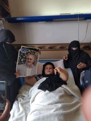 شاهد .. فائقة السيد تتحدى الحوثيين وترفع صورة علي عبدالله صالح وسط صنعاء