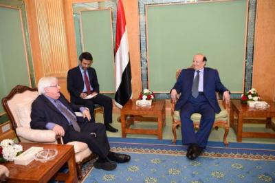 الرئاسة اليمنية تحمل حكومة بن دغر مسؤولية الأوضاع في عدن وتدهور الريال وتلميح للإطاحة بها