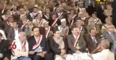 يحيى بدر الدين الحوثي لا يطيق عَلَم اليمن (صورة)