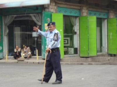 الصورة لرجل مرور بالعاصمة صنعاء - أرشيف