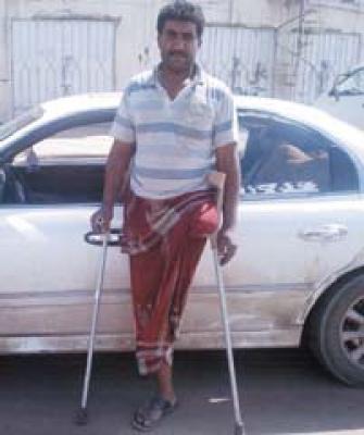 سائق يمني معاق يقود سيارة أجرة بقدم واحدة وعكازين