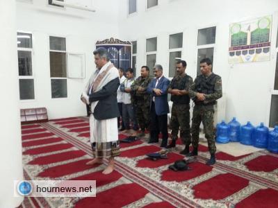وزير الداخلية اللواء: عبده الترب يؤم جماعة من المصلين شاهد بالصور