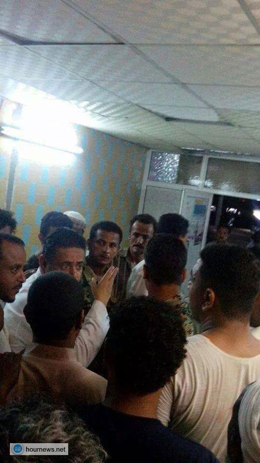صورة لمحافظ الحديدة أثناء زيارة لمستشفى العلفي-الحديدة