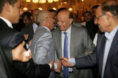 شاهد يكشف ماحدث وراء الكاميرات اثناء لقاء صالح باللواء محسن اليوم بمسجد الصالح تفاصيل: