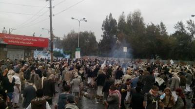 شاهد بالفيديو لحظة اشتباكات مكافحة الشغب والحوثيين في شارع المطار