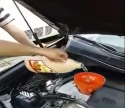 شاهد (بالفيديو) يمني ينصح بإستخدام زيت الطعام للسيارات
