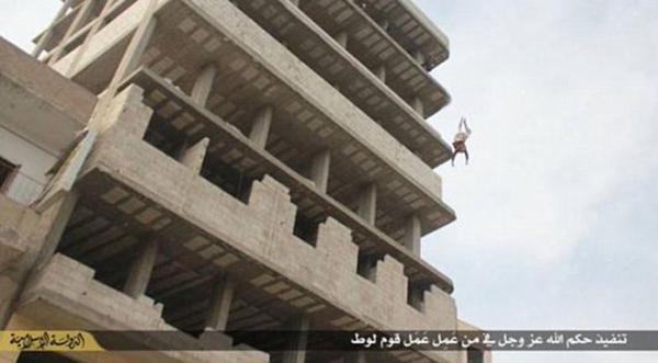 داعش يلقي خمسينيا من الطابق السابع لاتهامه بالشذوذ (صور)