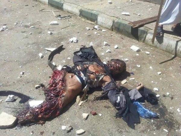 شاهد فيديو : الإنتحاري الذي فجر نفسه بمدخل البحث الجنائي بصعدة عقب منعه من دخول جامع الهادي