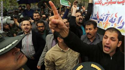 بالصور.. تظاهرة أمام السفارة السعودية بطهران تطالب بإغلاقها وطرد القائم بالأعمال