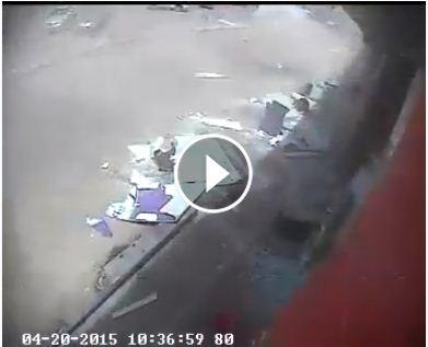 شاهد فيديو "جديد" نصف دقيقة لكاميرا مراقبه لحظة القصف على فج عطان  وسقوط ضحايا بالشارع