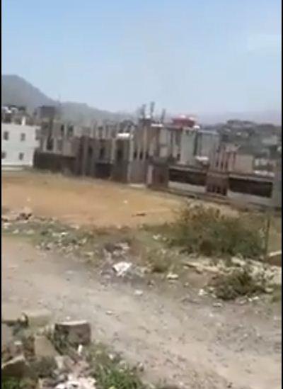 شاهد بالفيديو : لحظات قصف طيران التحالف لمعسكر الأمن المركزي بمحافظة إب