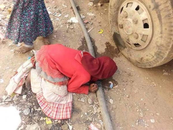 صوره مؤثره ومعبره عن أزمة مياه الشرب التي لم ترحم حتى الأطفال باليمن