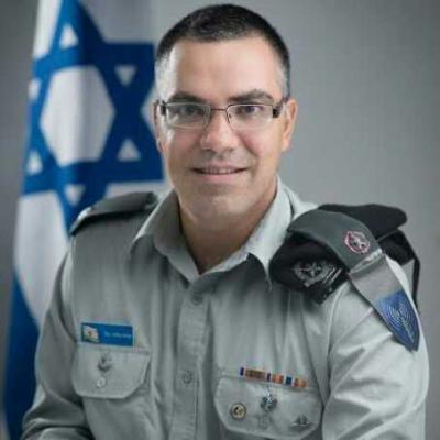 الناطق بإسم الجيش الإسرائيلي "أفيخاي” في أوضاع جنسية بعد اختراق حسابه على الـ”فيس بوك” صور
