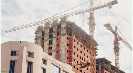 سقوط رافعة عملاقة بالسعودية.
