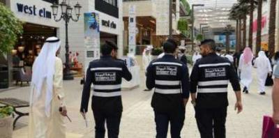 وافدين بالكويت قطفا ورودا من حديقة عامة فكيف تعاملت السلطات الكويتية معهم