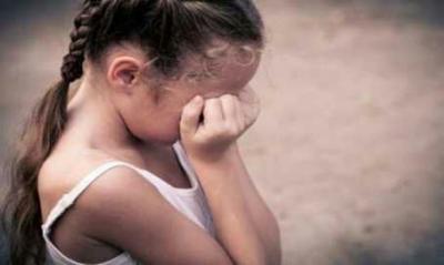 أب يتحول إلى وحش بشري ويقتل طفلته بسبب تبولها على الفراش