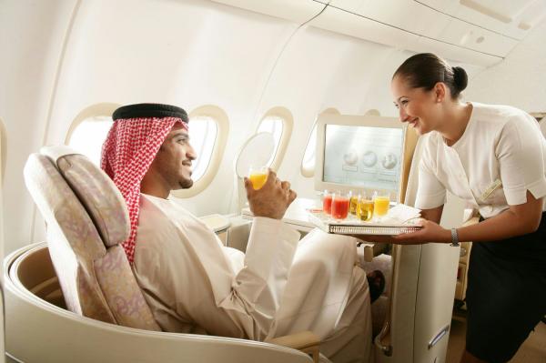 طيران الإمارات اشترت 13 مليون زجاجة خمر في العام 2015