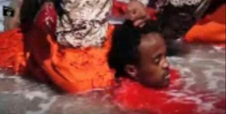 تعرف على الطريقة الجديده التي استخدمها تنظيم داعش الإرهابي في إعدام مقاتليه الفارين"صوره"