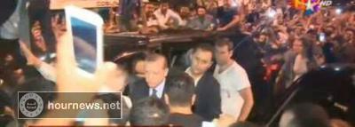 شاهد بالصورة الرئيس اردوغان بين المتظاهرين قبل قليل بعد هبوط طائرته بمطار اتاتورك وفشل الانقلاب العسكري