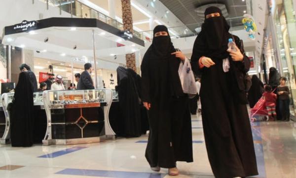 بالصّور: ارتديا ملابس نسائية وتجوّلا في مركز تجاري سعودي للتحرش بالنساء