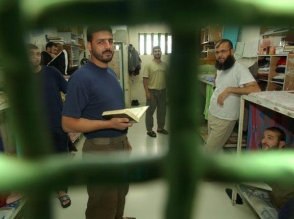 سجون الإحتلال الإسرائيلي تسمح فقط بمشاهدة العربية وMBC والجزيرة ممنوعة منذ 2009
