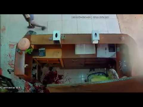 شاهدوا بالفيديو : مسلحون يطلقون الرصاص على عمال مطعم سعودي في عدن لتأخرهم في تقديم الوجبات #اليمن