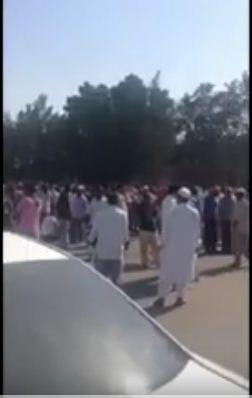 بالفيديو : الأمن السعودي يفتح طريق الأحساء-الدمام بالقوة اغلق من عمال محتجون بعد تأخر مرتباتهم