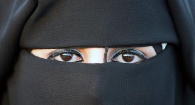 امرأة منقبة تقتل اثنين من مسلحي "داعش"
