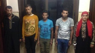 تقود عصابة هذه السيدة المصريّة تطلب من الرجال ممارسة الرذيلة معها ثم توقعهم بفخها