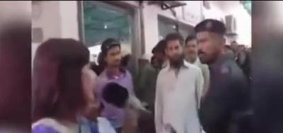 جندي باكستاني يصفع مراسلة تلفزيونية على الهواء مباشرة لهذا السبب(فيديو)