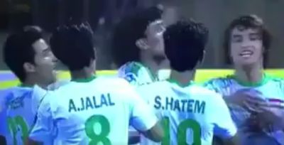 لاعبو منتخب العراق يحتفلون بـ”اللطم” بعد تسجيل هدف في مرمى السعودية (فيديو)