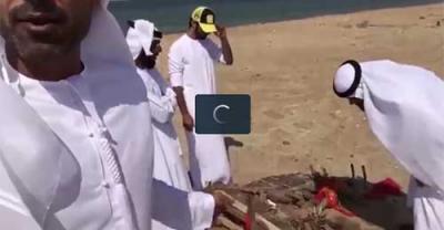 شاهد بالفيديو.. العثور على "سحر" قوي بهيئة "جثة طفل" بأحد شواطئ الإمارات