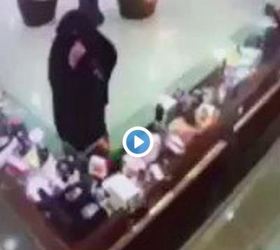 شاهد فيديو: كاميرات المراقبة ترصد ٣ نساء يستغلون إنشغال البائع و يسرقن عطوراً من أحد المحال الشهيرة بـ #الرس بالسعودية