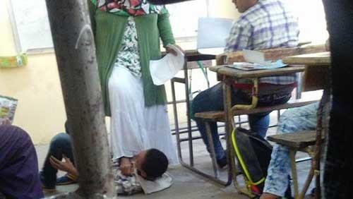 صورة معلمة تضع قدمها فوق طالب تثير الغضب في الشارع المصري “شاهد”